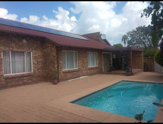 5 BEDROOM HOUSE FOR SALE IN ROOIHUISKRAAL NORTH